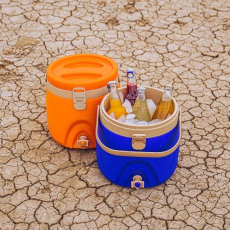 Exploring Non-Electric Plastic Water Coolers for Refreshing
